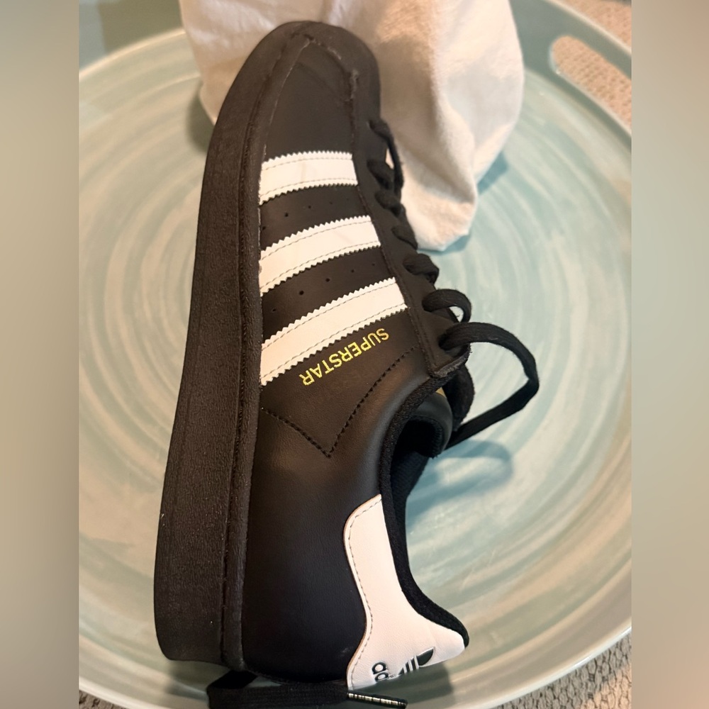 Adidas Black Superstar W8/M7 ⭐️